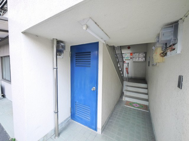 西川マンションのエントランス