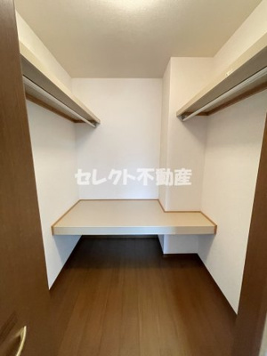 【収納】 | マウンテンクレストヒロ | 【マウンテンクレストヒロ】ウォークインクローゼットで床がフラットなのでキャスター付きボックスが利用できて衣替えも簡単です。