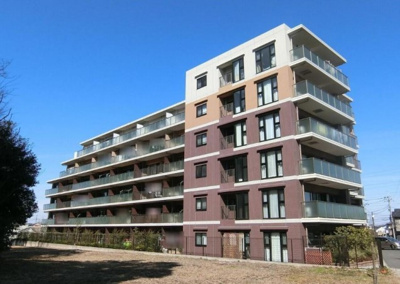 【外観】 | 流山市アンビシャス南柏 | 2018年築の6階のマンションです。南柏駅から徒歩16分！3路線２駅利用可能なので、アクセス良好♪ファミリーにもおすすめな3LDK。日当たり良好なワイドバルコニーも魅力♪ぜひ一度ご見学ください♪