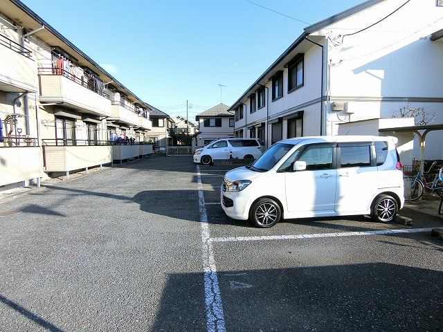 ジュネス宮沢Bの駐車場