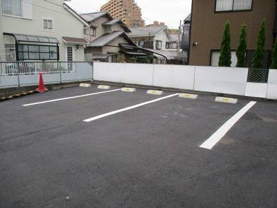 【駐車場】 | Koume | いつでも目の届く敷地内に駐車場があります♪お車をお持ちのファミリーさんにオススメです☆