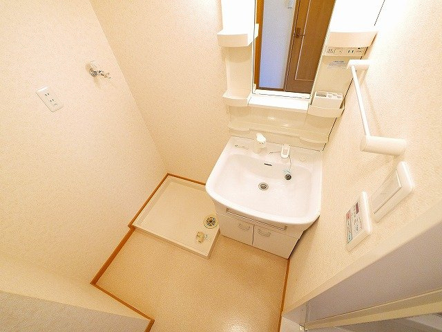 セレーノ東生駒Ｂ棟の洗面所|広い洗面スペース