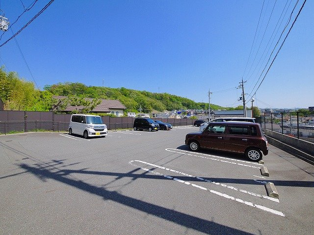 セレーノ東生駒Ｂ棟の駐車場|カースペースがあります