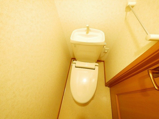 セレーノ東生駒Ｂ棟のトイレ|落ち着いた色調のトイレです