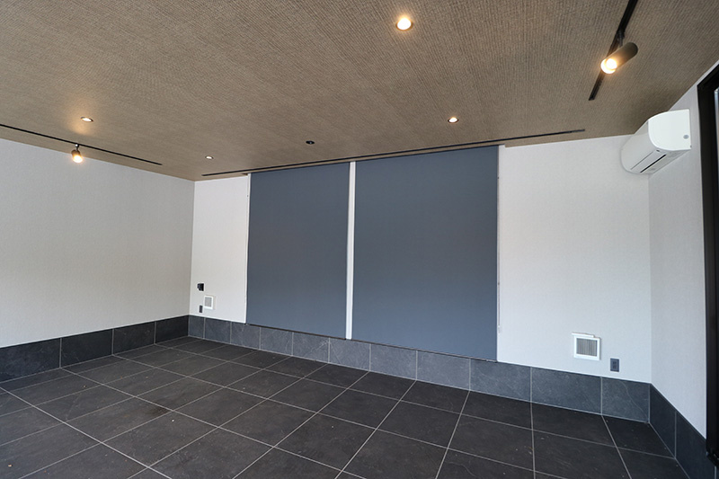 Garesidence 袖ケ浦 ZEN PAVILIONの内装|ガレージにはロールスクリーン設置済み（残置物）