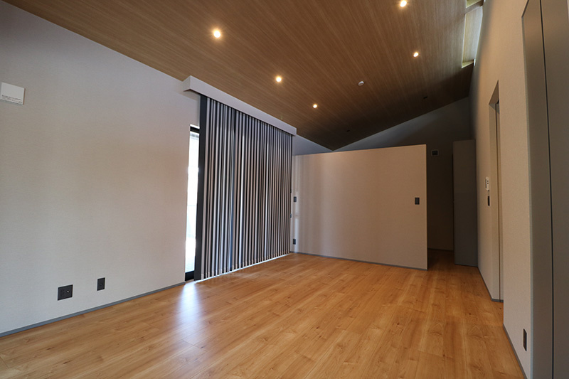 Garesidence 袖ケ浦 ZEN PAVILIONの居間・リビング|リビングにはA号室のみヴァーチカルブラインド設置済み（残置物）