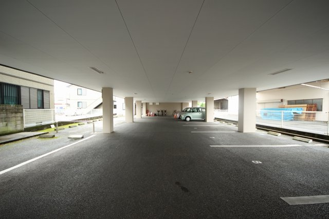 ライブハウスⅡの駐車場|同施工会社の同型モデルの別のお部屋のお写真です