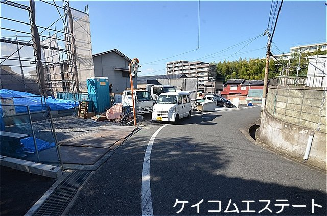 新築住宅　永犬丸東町２丁目の前面道路含む現地写真