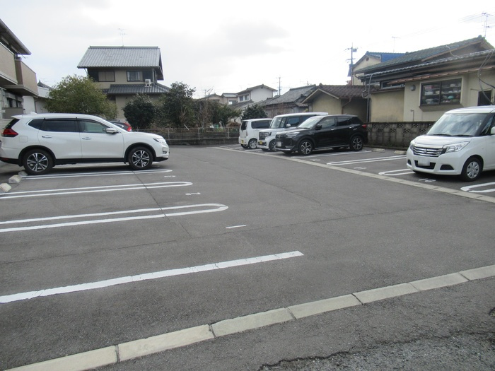 エトワール・セナの駐車場|車をお持ちの方に嬉しい駐車場付きの物件です