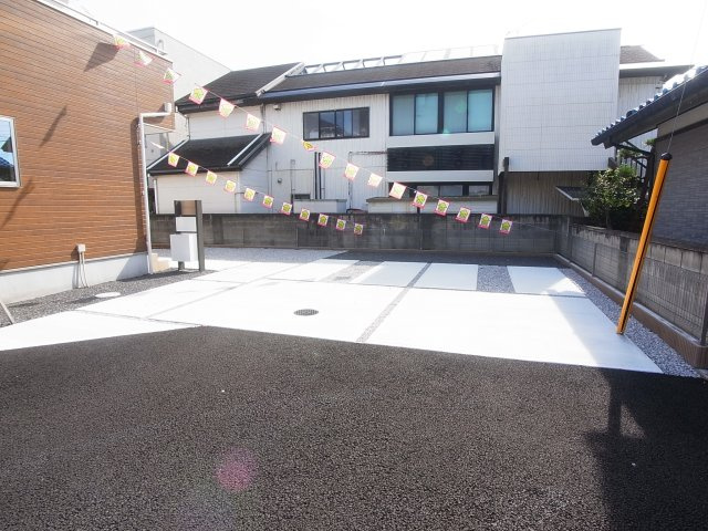 新築　前橋市岩神町　C号棟の駐車場|現地写真　 駐車スペース広々！建物西側に並列で2台置けます♪