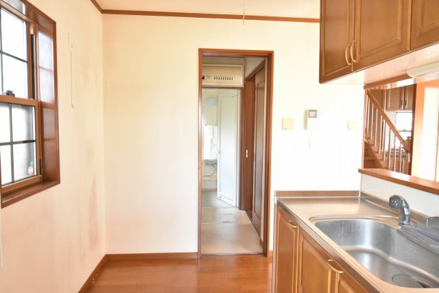 北本市宮内１丁目　中古一戸建てのキッチン|キッチンから洗面脱衣室へ直通で家事動線も良好♪