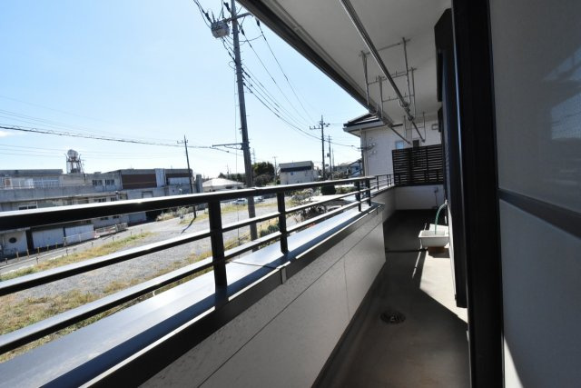 【バルコニー】 | 北本市宮内１丁目　中古一戸建て | 3部屋につながるバルコニー