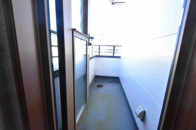 北本市宮内１丁目　中古一戸建てのバルコニー|書斎から出られるサービスバルコニー