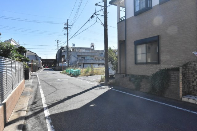 北本市宮内１丁目　中古一戸建ての前面道路含む現地写真