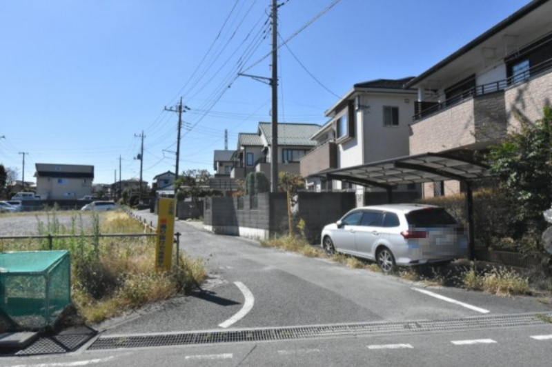 北本市宮内１丁目　中古一戸建ての前面道路含む現地写真