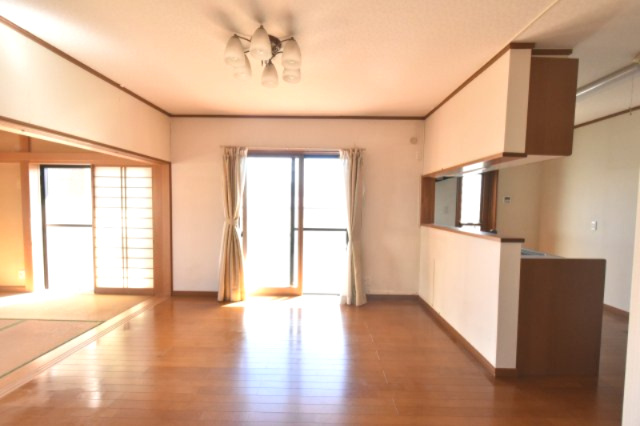 北本市宮内１丁目　中古一戸建ての居間・リビング|日当たり良好で明るいLDK