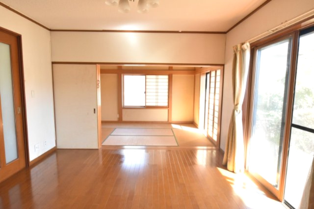 北本市宮内１丁目　中古一戸建ての居間・リビング|リビングと隣の和室もつなげて使えます
