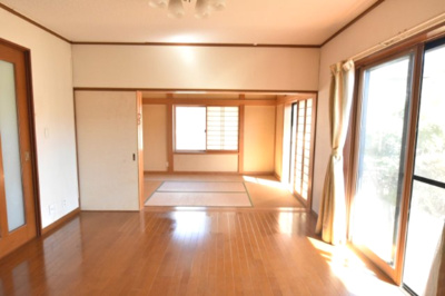 【居間・リビング】 | 北本市宮内１丁目　中古一戸建て | リビングと隣の和室もつなげて使えます