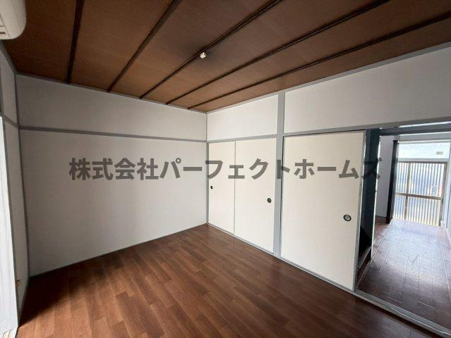 養父元町テラスハウス　賃貸の居間・リビング|こちらのリビングで趣味の時間をお楽しみください