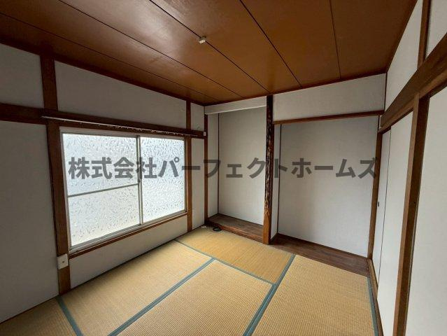 養父元町テラスハウス　賃貸の和室|日本らしい落ち着いた雰囲気の和室です