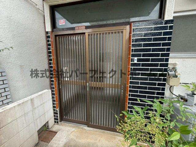 養父元町テラスハウス　賃貸のエントランス|ゆとりのあるエントランスです