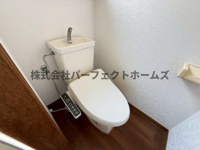 養父元町テラスハウス　賃貸のトイレ|落ち着いたトイレです