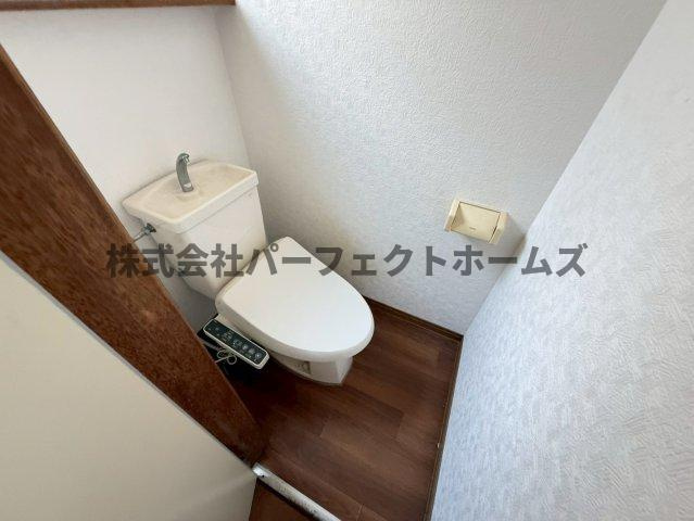 養父元町テラスハウス　賃貸のトイレ|シンプルで使いやすいトイレです
