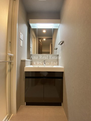 【洗面所】 | ルフォンプログレ天満橋 | 三面鏡裏収納付き独立独立洗面台！照明付き！