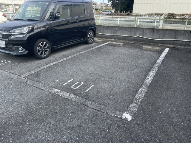 クレスコ Ｂ棟の駐車場