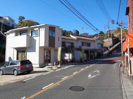 呉市警固屋1丁目　新築一戸建ての前面道路含む現地写真