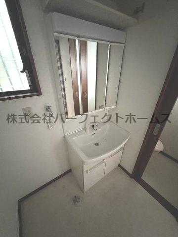 高田1丁目戸建の独立洗面台|朝の身支度には欠かせない独立洗面化粧台