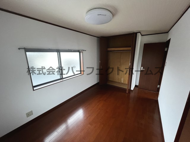 高田1丁目戸建の内装|明るい色調の室内です