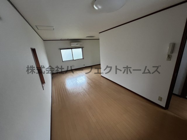 高田1丁目戸建の居間・リビング|ゆったりとした居間です