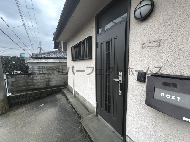 高田1丁目戸建のエントランス|落ち着いたエントランスです