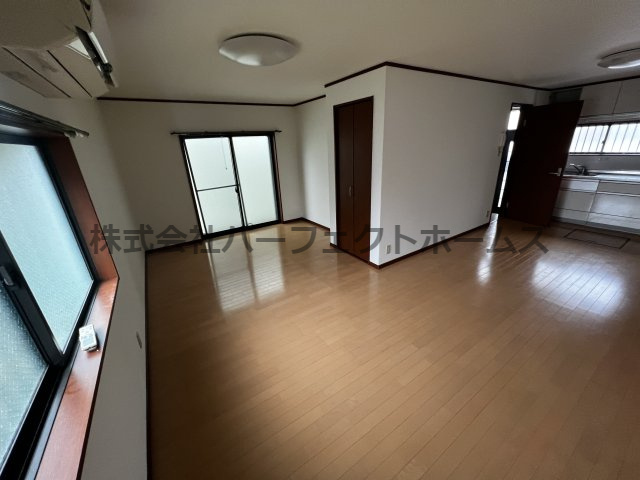 高田1丁目戸建の居間・リビング|LDK14帖！おしゃれな居間です