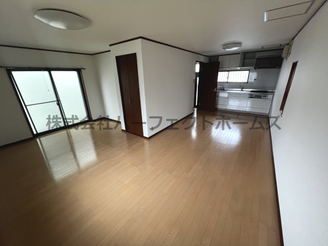 高田1丁目戸建の居間・リビング|使いやすい居間です