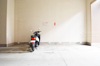 【駐車場】 | バイク置き場。空き区画の有無や駐輪料金、サイズおよび排気量規定などについては、改めてお問い合わせください。～即日のご見学可能～　お問合せはお気軽にどうぞ。