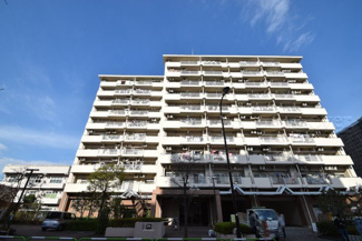 【外観】 | 私たち不動産業スタッフは、よく「いい面構えの建物です」「雰囲気ありますねえ」という言葉を使いますが、当マンションもまさにそのような姿で佇んでいます。～即日のご見学可能～　お問合せはお気軽にどうぞ。