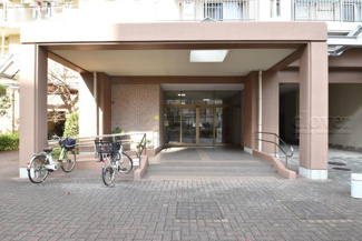 【エントランス】 | お客様を、そして住人を出迎えてくれるマンションのエントランス。ゴミが落ちていないことからも、管理状態の良さや住民の節度の高さが見て取れます。～即日のご見学可能～　お問合せはお気軽にどうぞ。