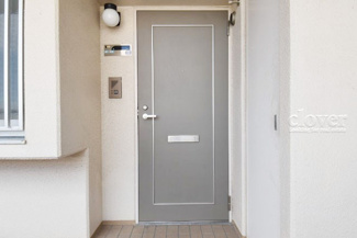 【その他共用部分】 | 皆様をお迎えする、お部屋の玄関ドア。開けやすさや開放角度、ドアノブの操作しやすさや鍵の形状などを、現地で一度ご確認ください。～即日のご見学可能～　お問合せはお気軽にどうぞ。