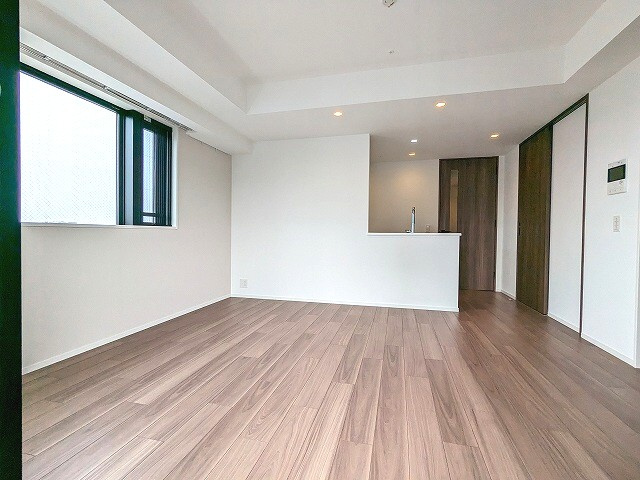 J.GRAN Court浅草の内装|カウンターキッチン
南向き角部屋2面採光、日当り眺望良好
全室エアコン設置済
インターネット使用料無料
ペット可小型犬1匹