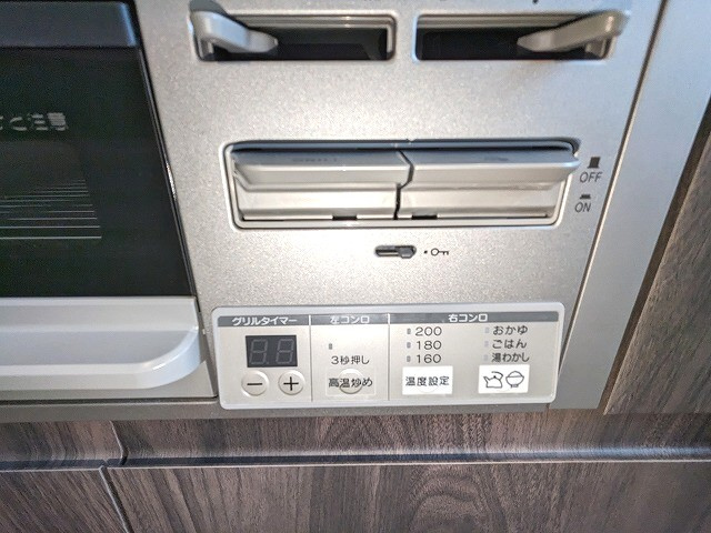 J.GRAN Court浅草の設備|グリル付ガス3口システムカウンターキッチン
瀟洒でお手入れ楽なガラストップコンロ
温度調節やタイマー機能付きピピッとコンロ
広々のシンクです
