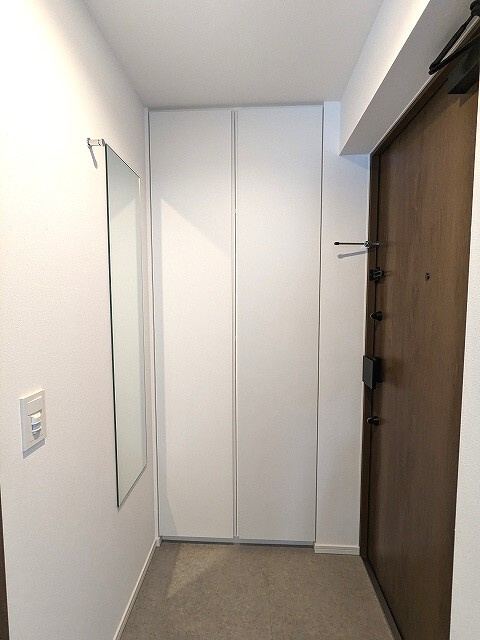 J.GRAN Court浅草の設備|ディンプルキーのダブルロックセキュリティ
傘入れ付き収納豊富なトールタイプのシューズＢＯＸ
姿見鏡とコートフック付き
人感センサー付玄関ライト