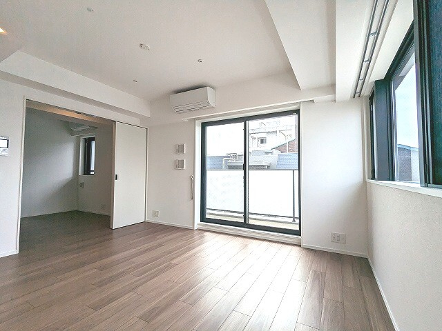 J.GRAN Court浅草の居間・リビング|南向き角部屋2面採光、日当り眺望良好
全室エアコン設置済
インターネット使用料無料
ペット可小型犬1匹