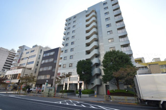 【外観】 | 青空によく映える建物です。手入れの行き届いた外壁やマンション正面エントランスなど、綺麗な姿をぜひ一度、現地にてご覧ください。～即日のご見学可能～　お問合せはお気軽にどうぞ。