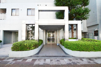 【エントランス】 | お客様を、そして住人を出迎えてくれるマンションのエントランス。ゴミが落ちていないことからも、管理状態の良さや住民の節度の高さが見て取れます。～即日のご見学可能～　お問合せはお気軽にどうぞ。