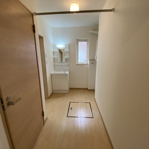 マヤパティオ　Ａ棟　（室蘭市共同住宅事業）の洗面所|広い洗面スペース