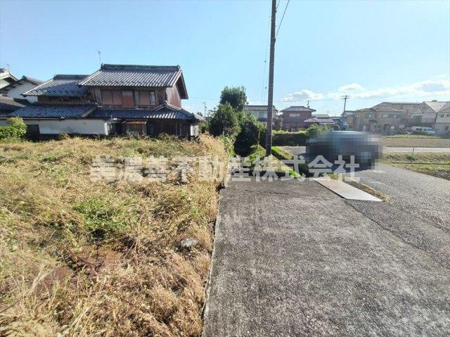 ６１８５９　本巣郡北方町芝原西町土地の前面道路含む現地写真|前面道路幅員約4.1ｍ。敷地との間に水路があります。