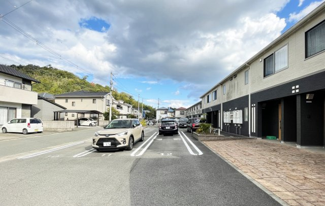 シャルムの駐車場