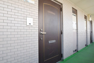 【その他共用部分】 | 皆様をお迎えする、お部屋の玄関ドア。開けやすさや開放角度、ドアノブの操作しやすさや鍵の形状などを、現地で一度ご確認ください。～即日のご見学可能～　お問合せはお気軽にどうぞ。